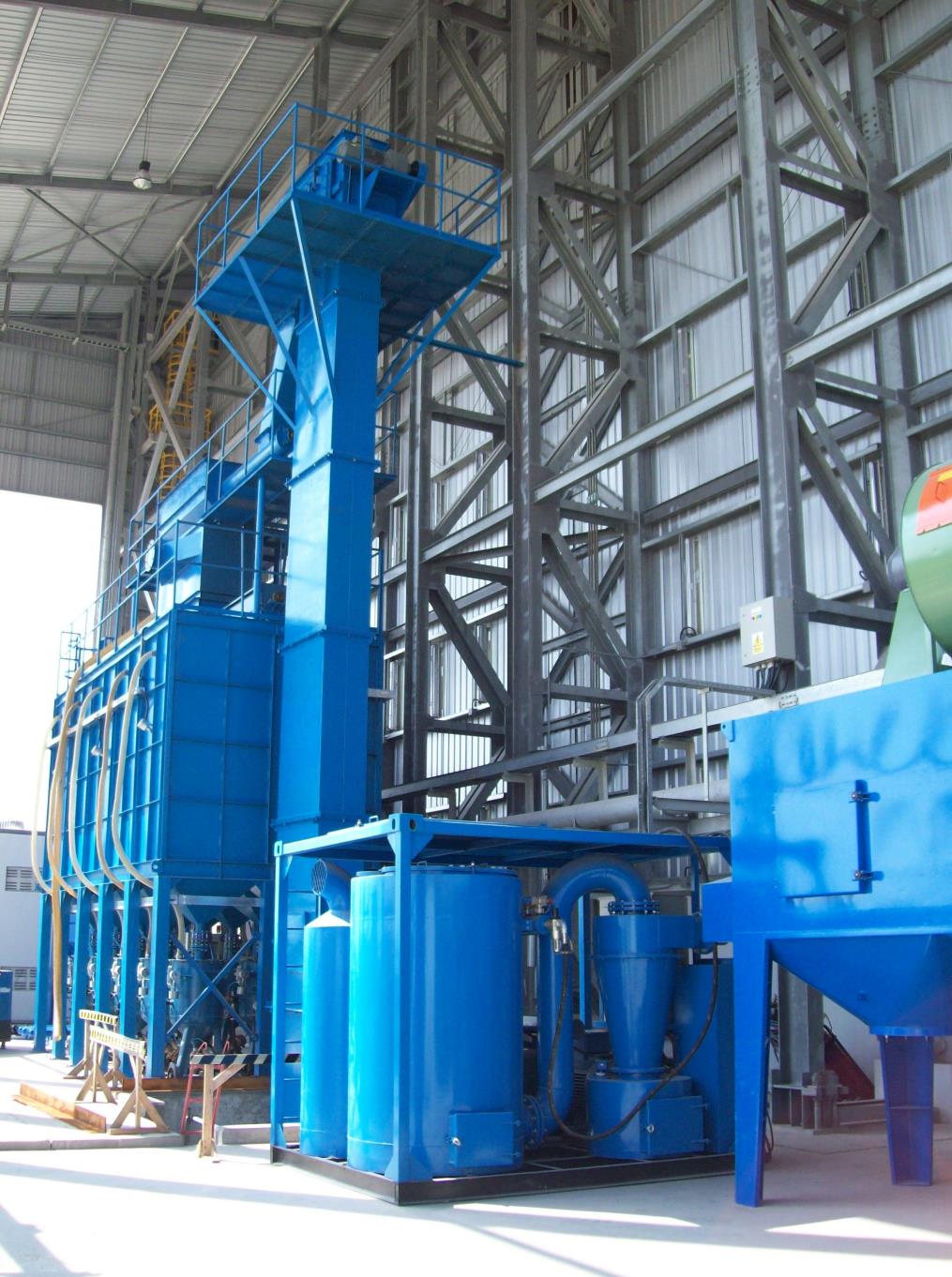 江蘇拋丸機除銹設(shè)備 原廠在拋丸機上配套的除塵器有什么優(yōu)勢?